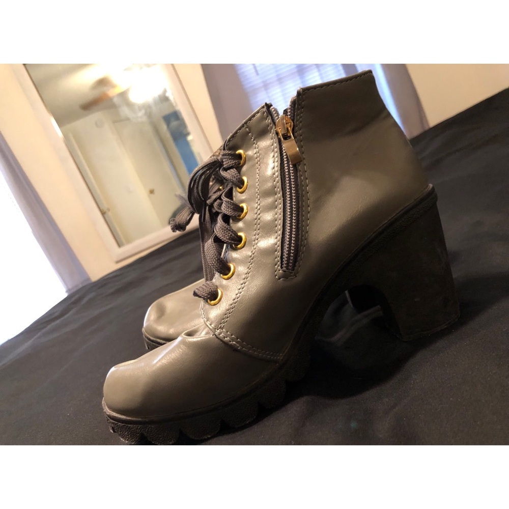 grey boots / fur cheetah print inside